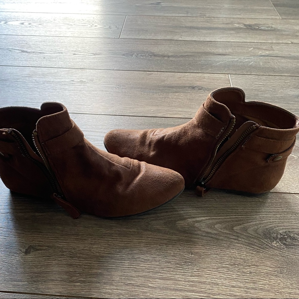 Qupid ankle bootie with zipper accent. Size 7.5